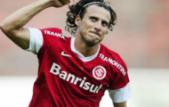 Video: Xem Diego Forlan ghi bàn từ chấm đá phạt góc