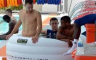 John Terry tròn mắt khi được fan nữ Thái Lan âu yếm
