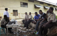 Khán giả giẫm đạp, 17 người chết quanh võ đài Indonesia