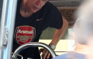 Chùm ảnh: Cận cảnh HLV Wenger hốt hoảng trước các CĐV Việt Nam