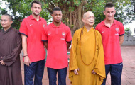 Cầu thủ Arsenal chắp tay, thắp hương ở chùa Trấn Quốc