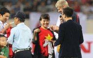 HLV Wenger e dè ký tên lên ngực áo fan nữ