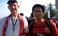 Ba ông Tây theo chân Arsenal sang Việt Nam bán đồ lưu niệm