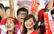 Fan sân Mỹ Đình chào Arsenal bằng pháo sáng