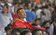 Chùm ảnh : Fan Việt đốt pháo sáng chào đón Arsenal