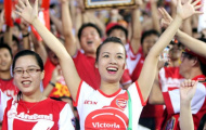 Xe chở Arsenal bị bao vây sau trận đấu