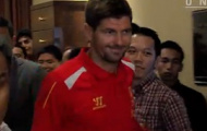 Video: Fan cuồng The Kop khóc thét vì gặp Gerrard
