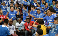 Dại dột, fan cuồng Man United bị NHM Chelsea lột đồ