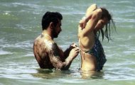 Lavezzi chiều bạn gái hết lòng