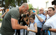 Chùm ảnh: Higuain và Reina đặt chân đến Napoli