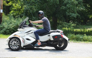 Chồng cũ của Scarlett Johansson dạo phố bằng Can-Am Spyder