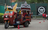 Sao Liverpool trổ tài 'quẩy' xe tuk-tuk