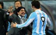 Maradona - 'tảng đá vô hình' trên lưng Higuain