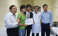 Mr. Đàm tặng tiền cho cựu VĐV Lê Thị Huệ