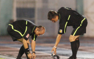 Trọng tài V-League dừng trận đấu để thay giày