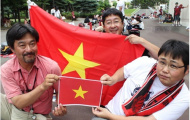 CĐV Nhật Bản dùng cờ Việt Nam cổ vũ Công Vinh