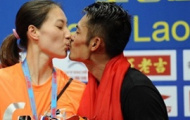 Lin Dan hôn vợ đắm đuối phút đăng quang