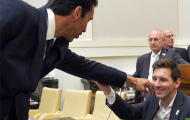 Buffon nhẹ nhàng vuốt má Messi