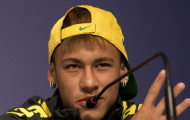 Neymar bỏ họp báo, Dani Alves phải đứng ra bào chữa