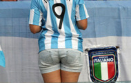 Fan nữ xinh đẹp cổ vũ Higuain