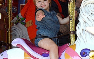 Harper Beckham cưỡi ngựa gỗ cùng bố Becks