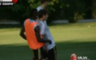 Video: Balotelli bắt nạt Andrea Poli