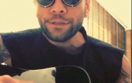 Video: Alves trổ tài ca hát