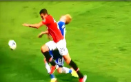 Video: Trọng tài bỏ qua tình huốn Van Persie giật cùi chỏ với De Bruyne
