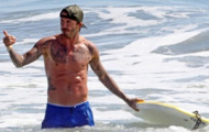 Đi lướt ván cùng con, Becks khoe thân hình hot