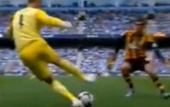 Video: Joe Hart lừa bóng, đảo chân trước tiền đạo đối phương