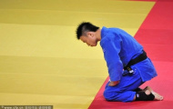 Không giành được huy chương, VĐV quỳ gối xưng tội với HLV