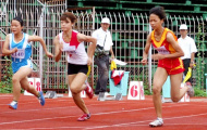 Trọng tài điền kinh báo vòng sai