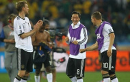 Sau Podolski, đến lượt Mertesacker chào đón Oezil