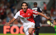 Real bán Ozil là để mua Falcao