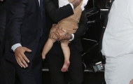Harper Seven thoải mái đùa nghịch trong vòng tay bố Beckham
