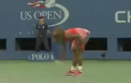 Video US Open: Serena Williams trút giận lên vợt
