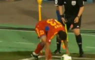 Video: Mệt mỏi đá phạt góc vì gió quá mạnh