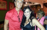 Vũ nữ bốc lửa tranh nhau chụp ảnh với Cris Ronaldo