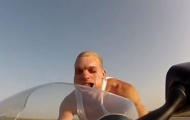 Video: Méo mặt vì gió khi đầu trần, lái môtô ở 241 km/h