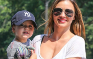 Miranda Kerr và con trai xinh tươi đi thăm bảo tàng