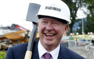 Sir Alex đội mũ bảo hộ, cầm xẻng cười toe toét