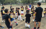Công Vinh về Tokyo bán áo tặng fan, dạy trẻ em đá bóng