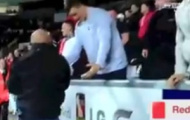 Video: Fan Liverpool ngã nhào vì chiếc áo của Sturridge