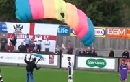 Video hài hước: Người nhảy dù làm gián đoạn trận đấu tại Anh