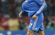 CR7 cho người yêu 'đeo ba lô ngược'!