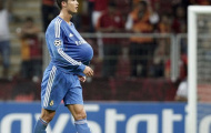 C. Ronaldo gây tò mò qua cách ăn mừng bàn thắng