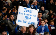 Mourinho bị CĐV la ó trên khán đài
