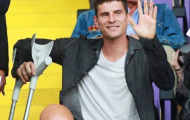 Mario Gomez chống nạng cùng bạn gái đến sân