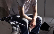 Bé Harper Seven “bắt chước” phong cách phủi bụi của bố Beckham