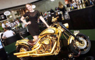 Môtô dát vàng giá 883.000 USD